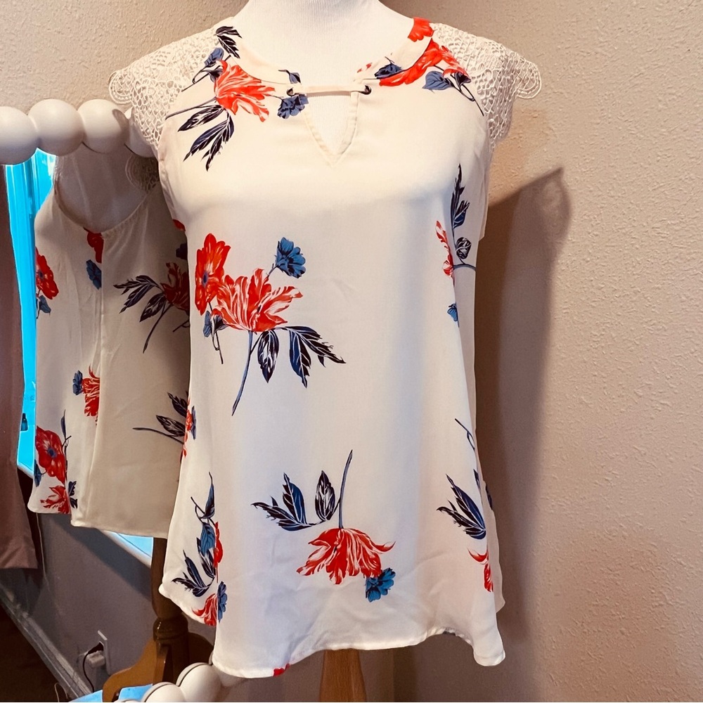 MAURICES sleeveless top blouse size medium floral lace